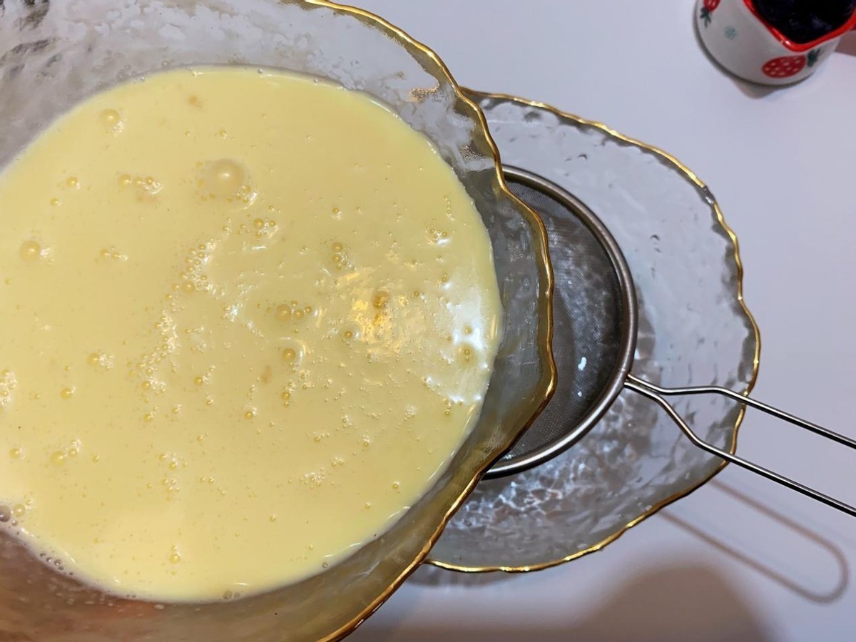 用蓝莓做一份蛋挞吃，每个都酸酸甜甜，香甜可口