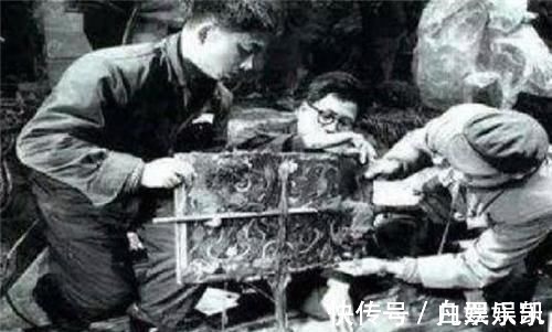 丝织品$1956年,郭沫若发掘明定陵,裸手去取文物,三千多件瑰宝损毁大半