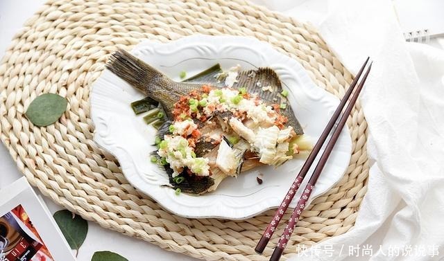 我家蒸鱼从不用料酒,两种食材放鱼上,蒸一蒸,味道又鲜又香