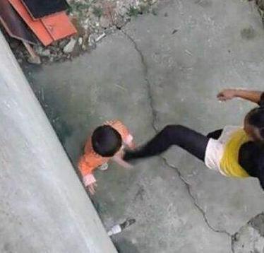 奶奶|4岁孙子连踹奶奶两脚,只因没给孩子买冰淇淋,爸爸的做法太解气