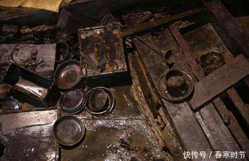盗墓贼手搭凉棚,深挖15米出现“水墓”,见到古董也不敢拿