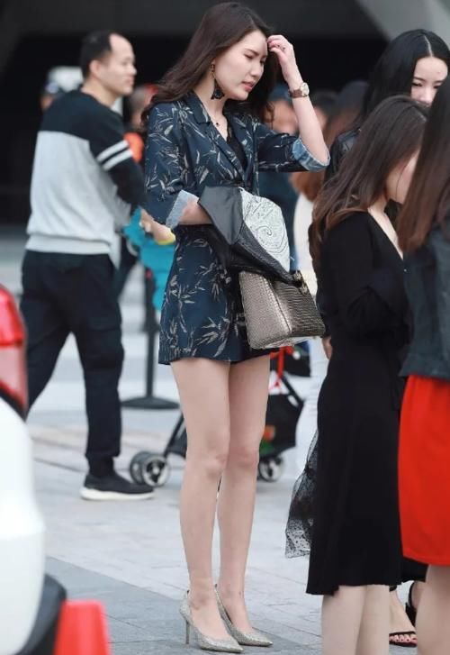 墨绿色西装款连衣裙，搭配亮闪闪的尖头高跟鞋，穿出高贵优雅范