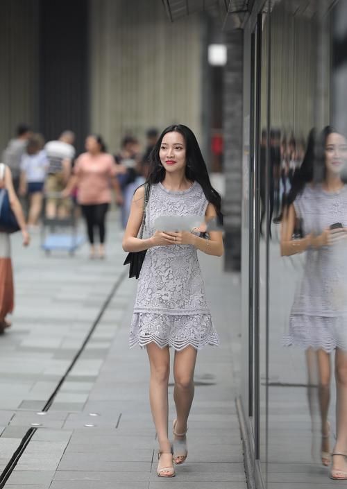 灰色连衣裙，穿出优雅女人气息