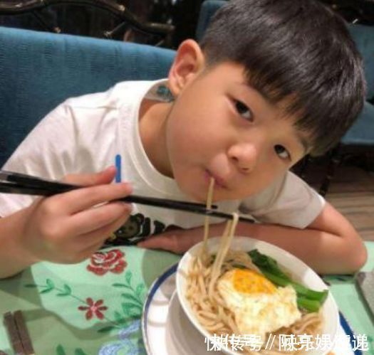 咀嚼|不可再给孩子吃2种饭了,为肠胃造成很大负担,影响孩子的成长!