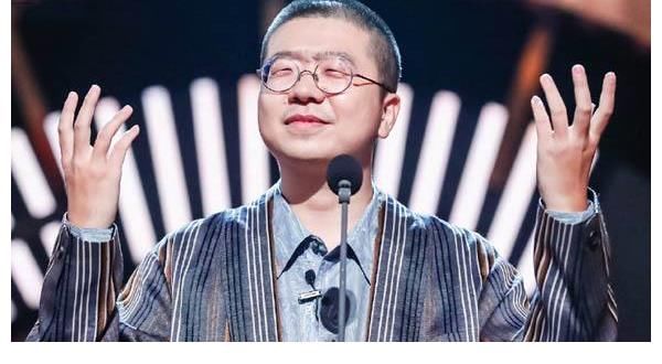 王校長|王思聰“王校長”在觀眾席現(xiàn)場觀看《脫口秀大會》決賽，被眼尖者發(fā)現(xiàn)