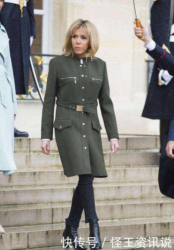 67岁法国夫人不服老！胳膊腿上皱纹像枯树皮，下台阶两保镖搀扶