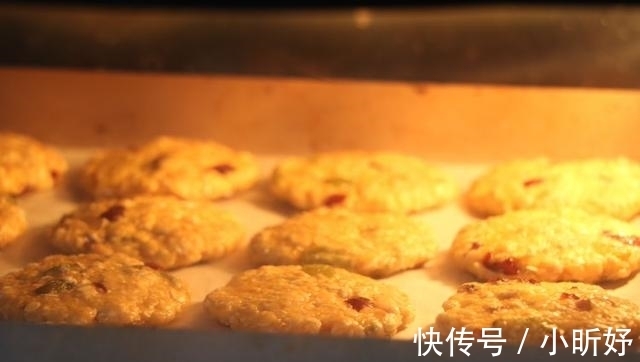 饼干|燕麦别总泡奶喝，打个鸡蛋低温烹饪，吃不怕又比包子馒头好吃