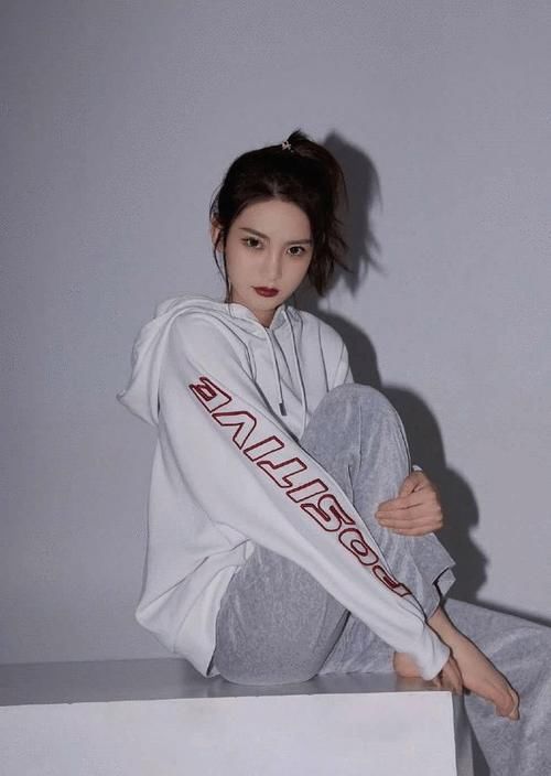 蝴蝶|小阿姨黄色卫衣配蝴蝶牛仔裤，时髦干练显气质，青春气息明显提升