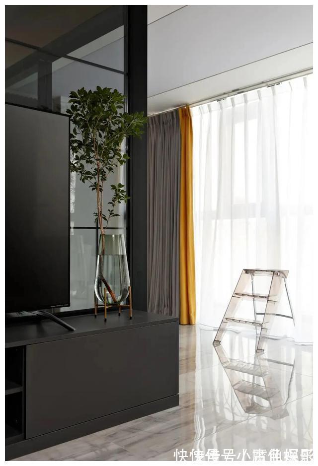 阳台|不敢相信她家只有50㎡!近6米长的阳台,100寸大电视,好羡慕!