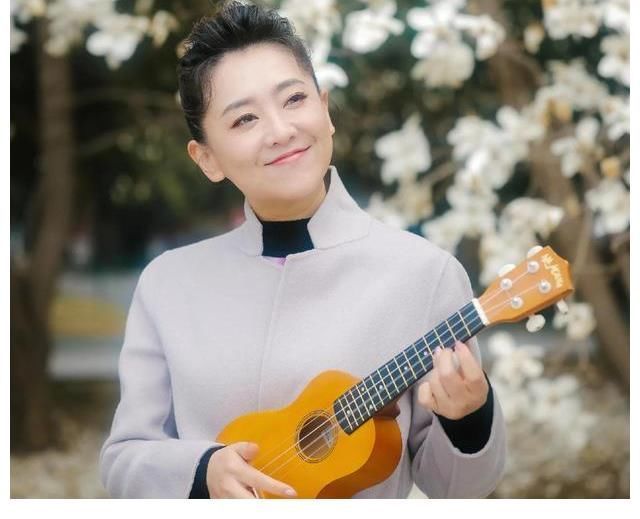 央視九位主播古裝驚艷亮相,王冰冰甜美,李梓萌月亮姐姐20年沒變