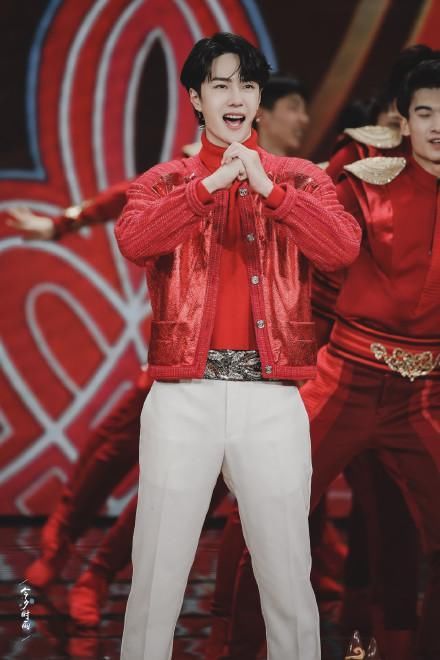 肖战活跃粉丝排名榜首，突破34万，王一博破10万排第二