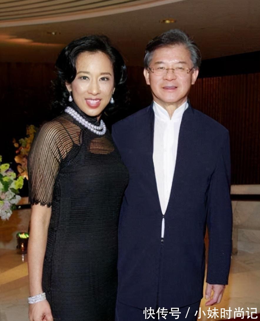 蕾丝|朱玲玲到底是“阔太太”,白色连衣裙配黑外套简约高级,清爽利落