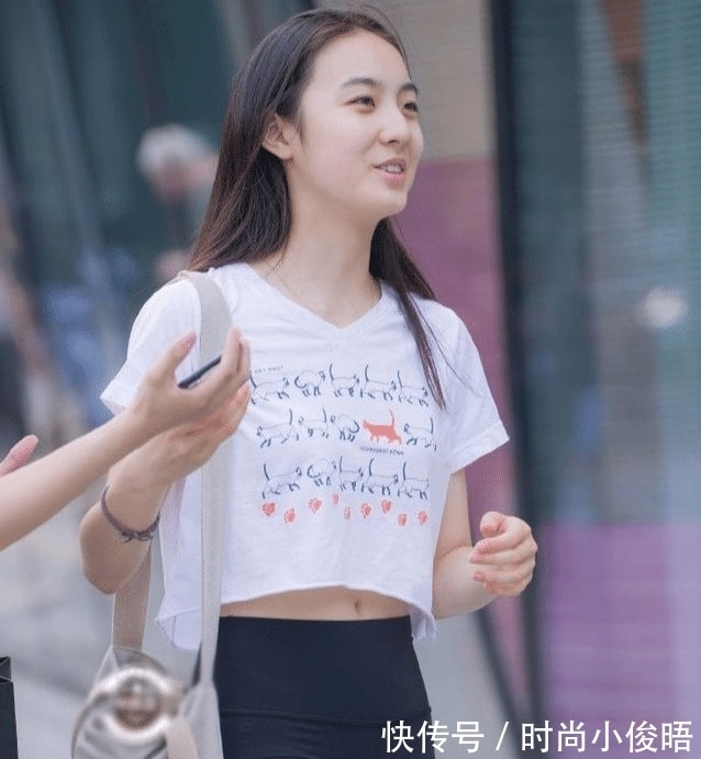 div “无痕”的瑜伽裤,搭配印花小短T,轻松营造大长腿,个性十足