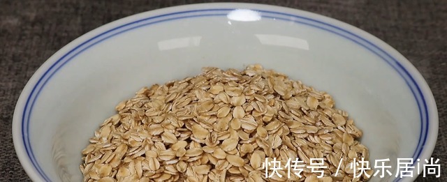 燕麦|燕麦里加入1个鸡蛋,筷子搅一搅,出锅酥软香甜,真好吃!