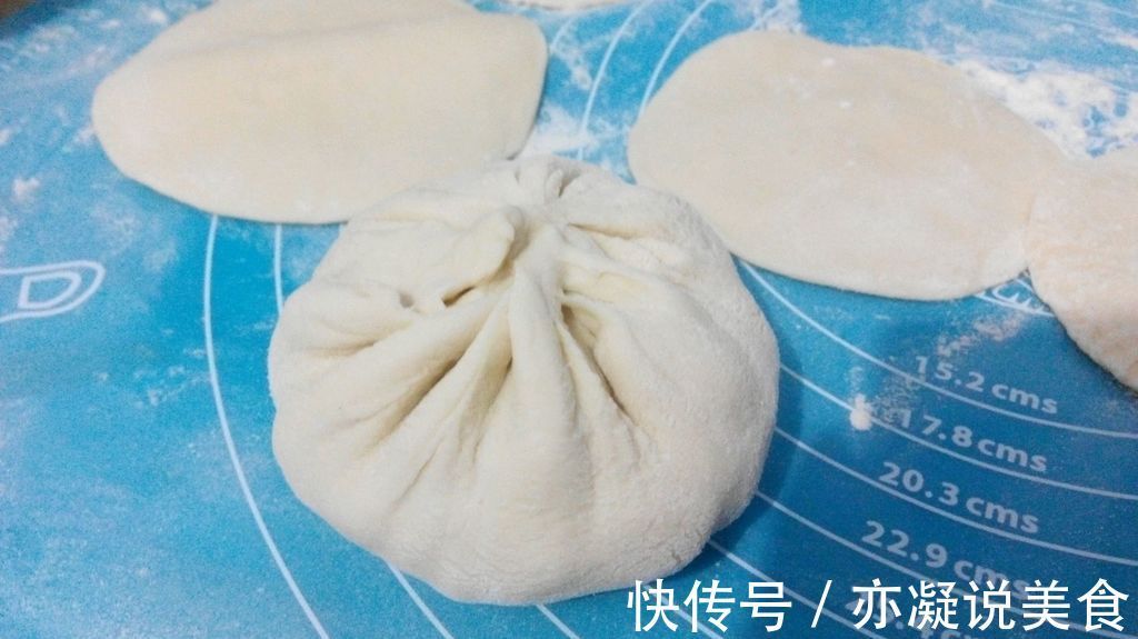 在家制作青椒火腿馅饼,味道鲜美,营养健康