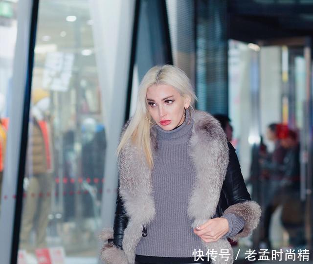 穿黑皮裤的金发美女, 五官立体, 好似芭比娃娃真好看