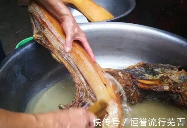 洗腊肉最忌讳只用水洗!教你一个妙招,洗得干净,腊肉更好吃!
