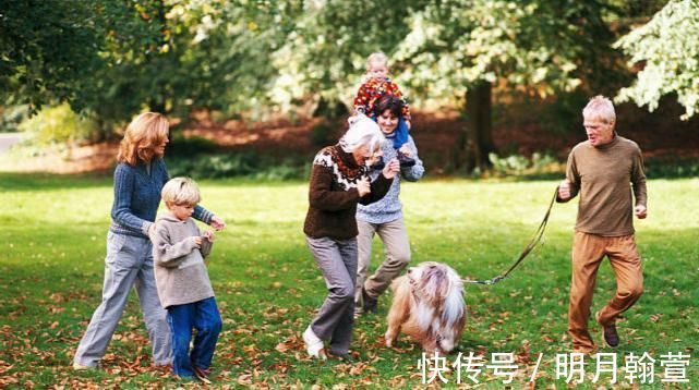 骨密度|骨科医生:不论男女,睡前3个好习惯,增加骨密素,远离骨质疏松