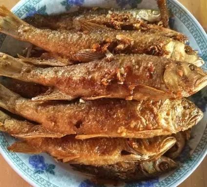 煎鱼时,别再用生姜擦锅了!放点它,不粘锅、不破皮,鱼肉更鲜嫩