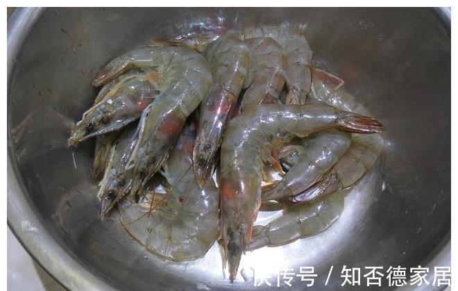 茶叶|大虾只会炒番茄？教你一个新吃法，加一把茶叶，准保味道香酥好吃