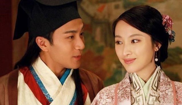 乾隆皇帝&小姐出上联一人一碗一口锅,书生巧妙对出下联,让她又羞又气