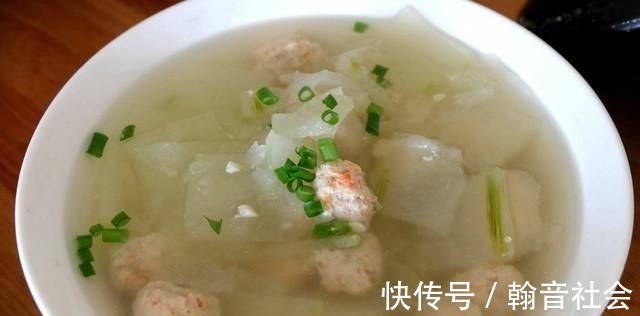 女儿生日,妈妈做了一桌菜,还有一个大蛋糕,满满的都是爱