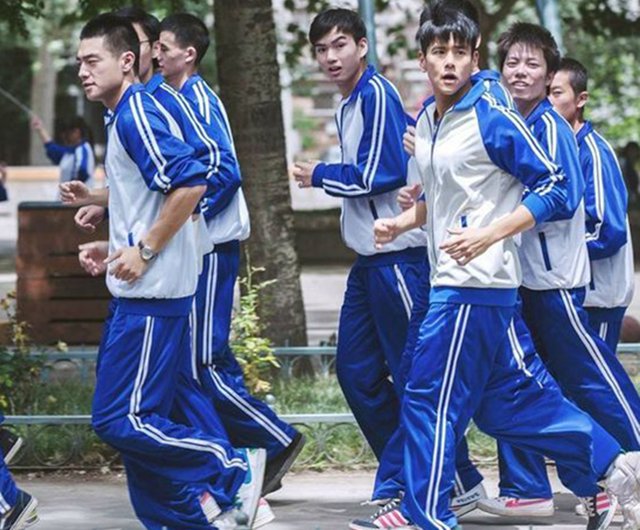 中国校服千篇一律，汉服落落大方，用汉服取代校服行得通吗？
