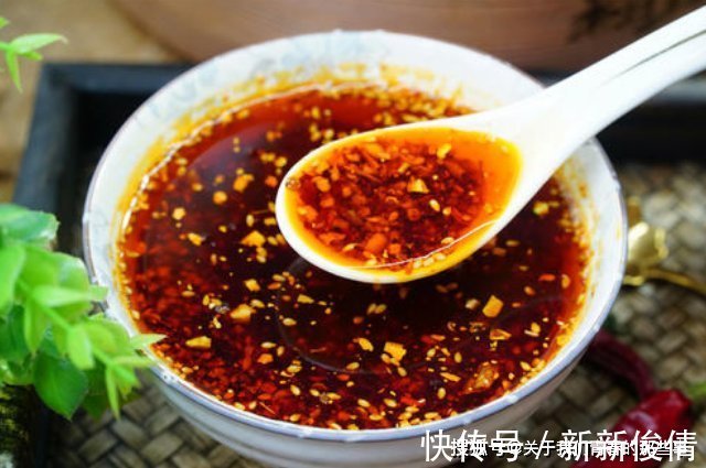 辣椒面|外面买的凉拌菜,秘诀是“汁蒜辣油”,香辣又入味,拌什么都好吃