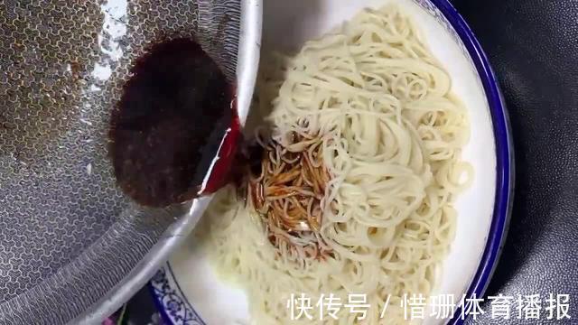劲道|家常版葱油拌面，干香味美劲道爽滑，做法简单“葱油”是关键