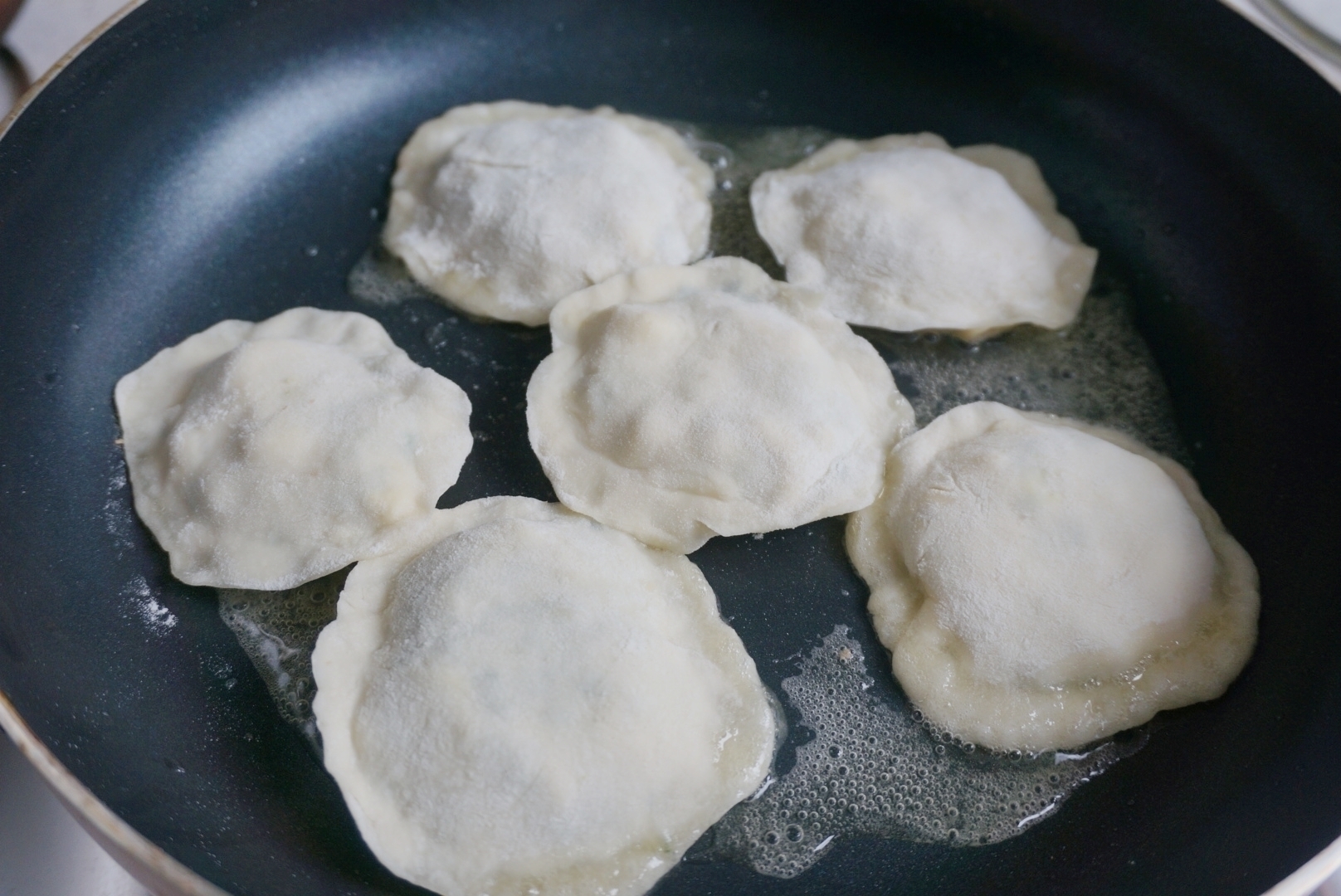 这个馅饼百吃不厌，皮不发硬，馅不流汤，方法简单没得说！