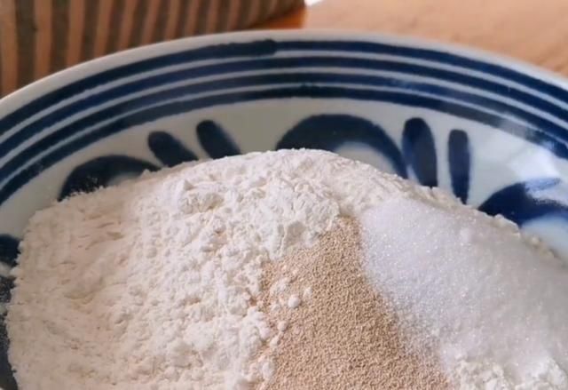 鸡蛋|花生米里加2个鸡蛋,居然这么好吃,不炒也不烙,好吃到停不下来