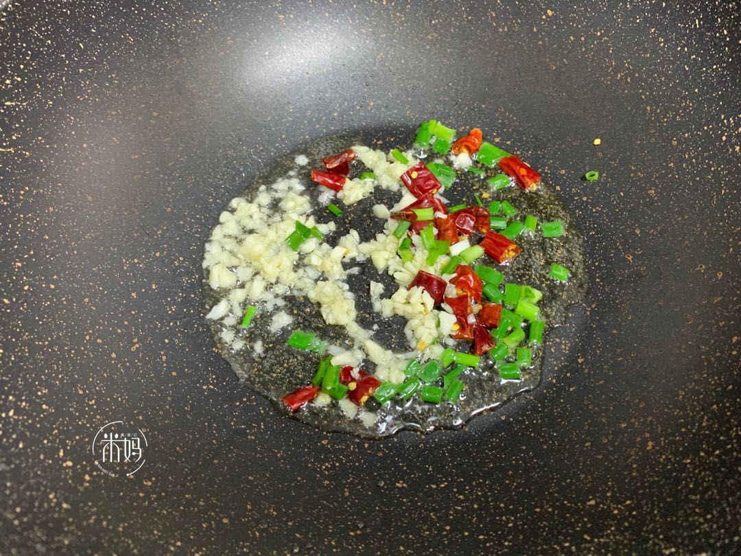 鲜香|这两样素菜一起炒，实在太鲜香了，难怪女儿爱吃，比吃肉都香