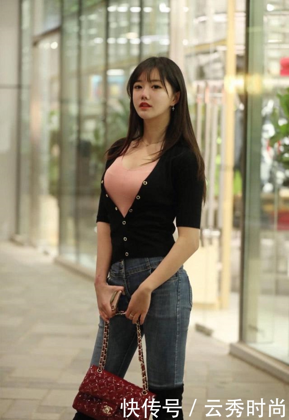 脱俗|路人街拍,气质清新的时尚美女,显得十分的清新脱俗