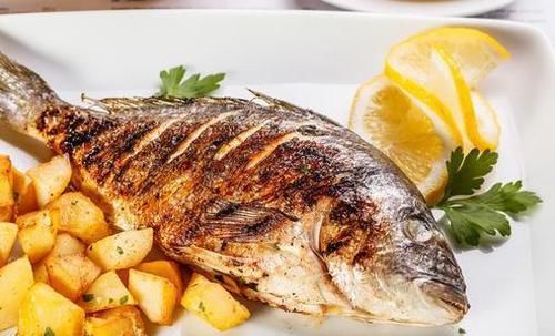 保存活鱼，别再直接放冰箱了，学会2个妙招，吃着跟新鲜的一样