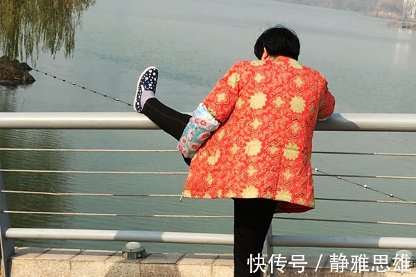 女性|女性到了这个年龄,多半要进入更年期,她靠一件事平稳度过更年期