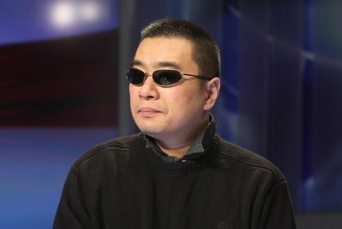 辛巴又出事了！售3万瓶“假眼霜”被王海曝光，徒弟纷纷离他而去