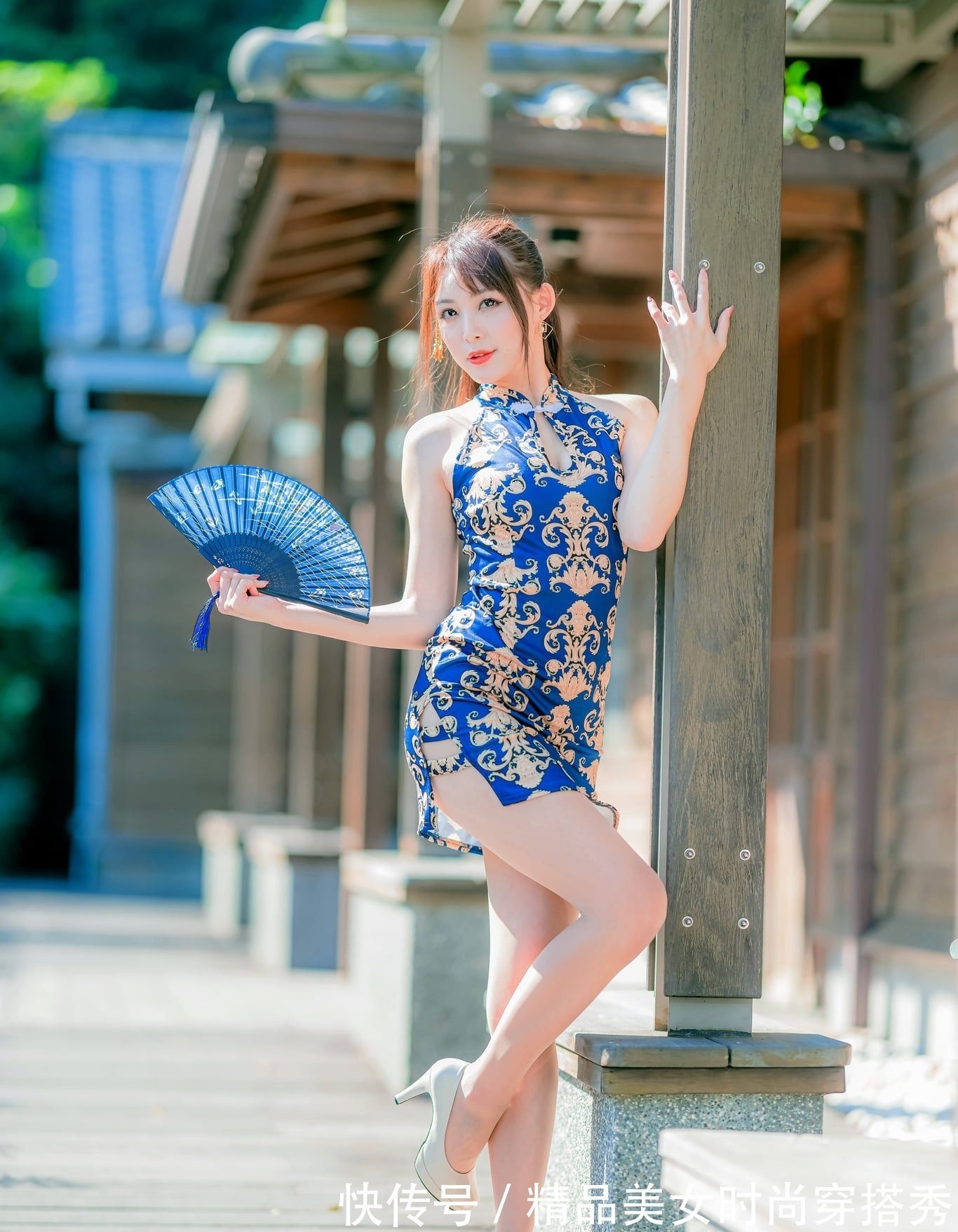 气质|温柔大气中的风韵——印花新式旗袍配白色高跟鞋,气质满满