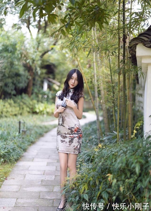 美女 美女一身花鸟修身旗袍,委婉动人又不失时尚气质!