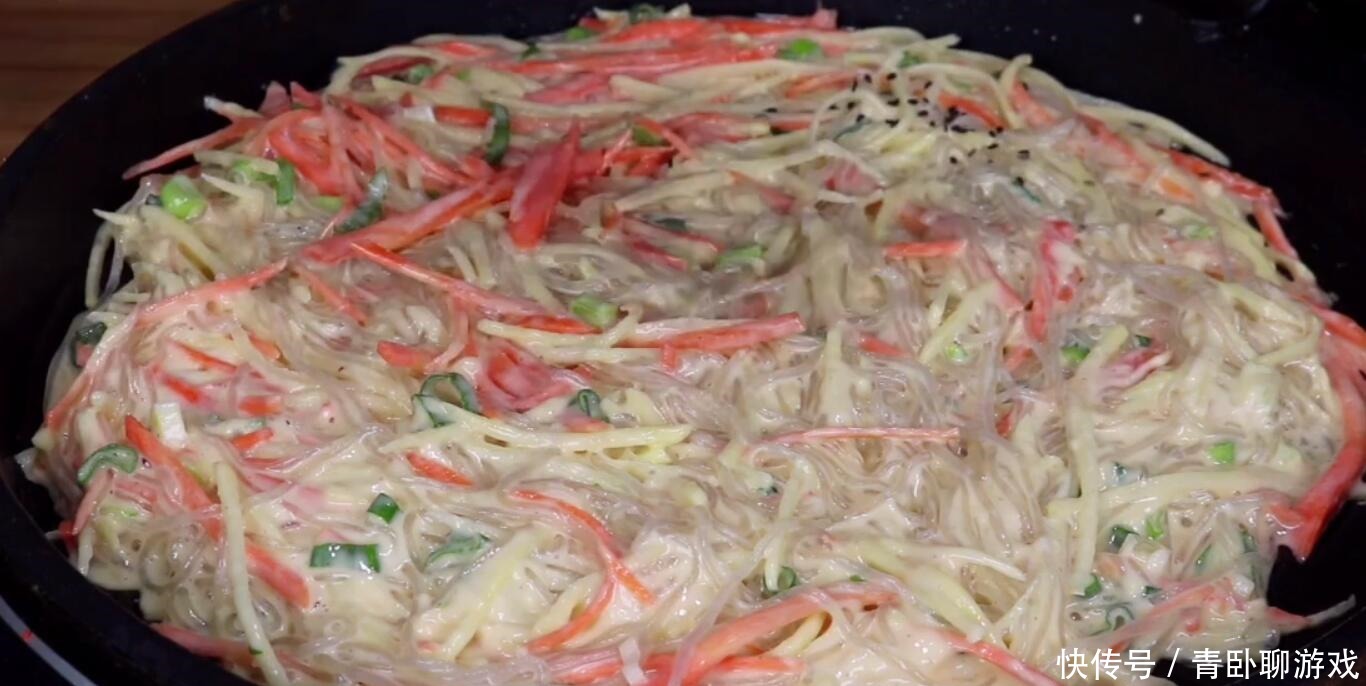 粉丝里打入2个鸡蛋,外酥里嫩又筋道,没想到这么好吃