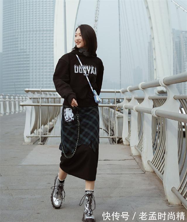 典例 秋天卫衣怎么穿?除了不搭牛仔裤,这“3种”下装都可以,特时髦