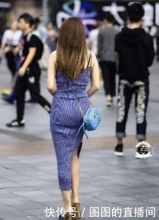 微笑|街拍:针织蓝色连衣裙衬托小姐姐迷人微笑