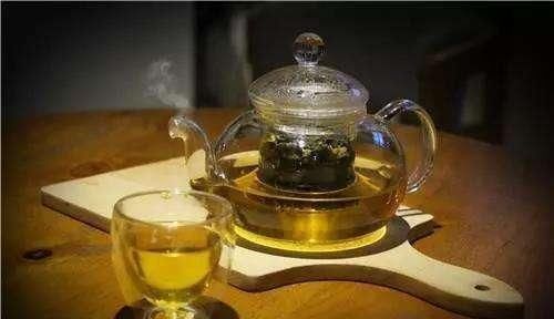 热量|经常喝柠檬水可以瘦身?营养师辟谣:2种水都起不到“减肥效果”