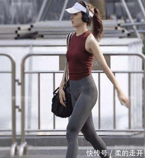 造型 打底裤的造型非常个性,搭配时尚美女靓丽的穿搭风格,展示自己!