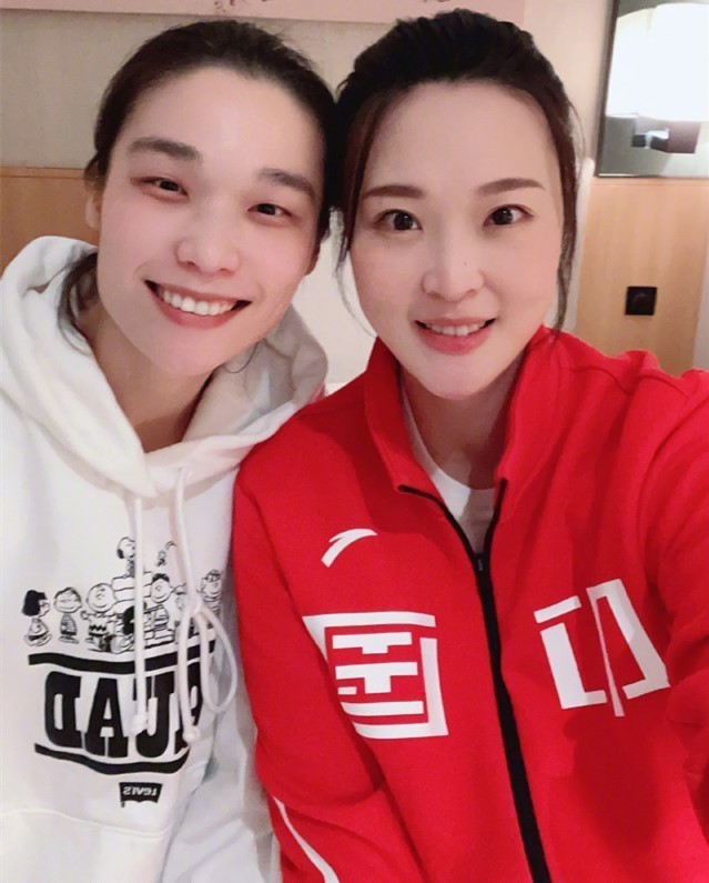 徐云丽|中国女排两大功勋搞笑合影!惠若琪嘟嘴卖萌,林莉手指鼻孔