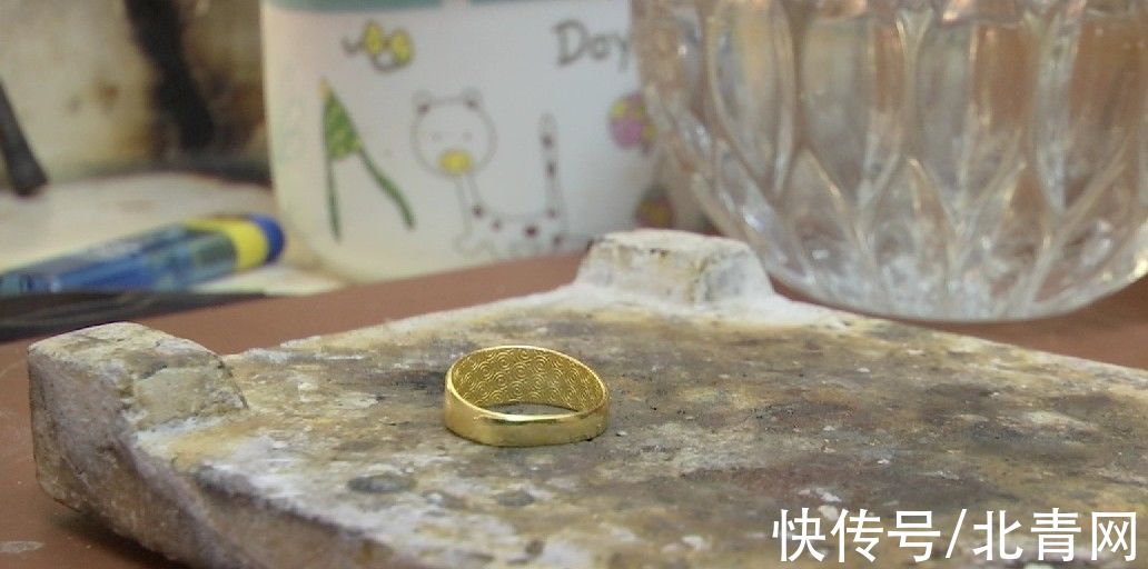 金戒指 女子在品牌首饰店买了一枚金戒指,仅戴一个月就“变色”了!商家:这是正常的