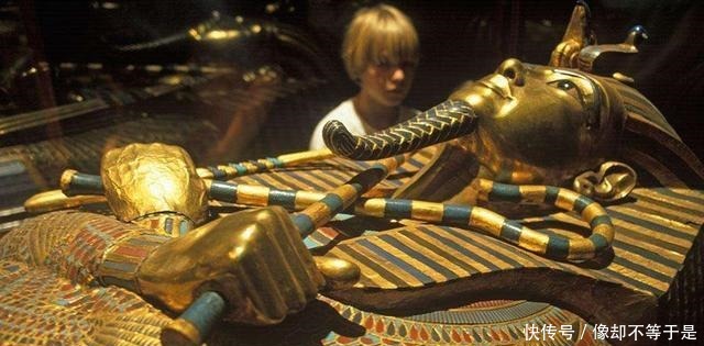 黄金匕首|法老墓中出土两件惊人文物, 考古专家称两件都不是地球之物!