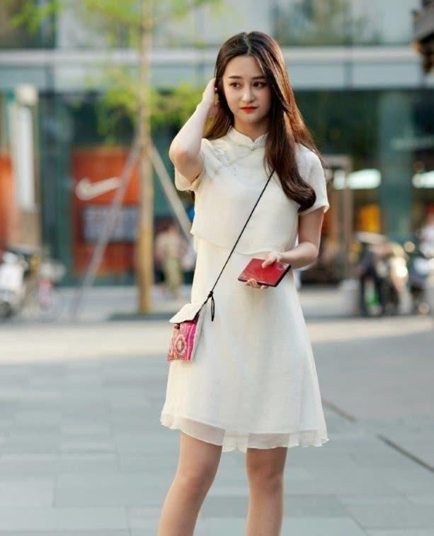 一般人买不起的椰子鞋,小姐姐将鞋跟踩扁当“拖鞋”