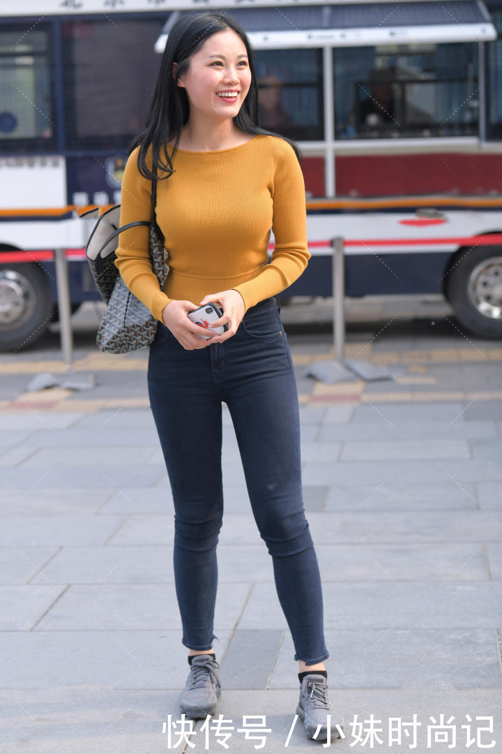 街拍穿牛仔裤时尚耐看又省心,让你轻松展现出自信靓丽的美