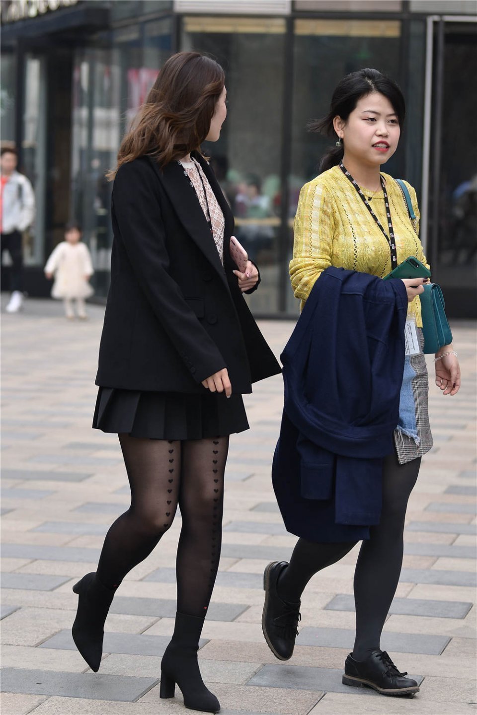 街拍:百褶裙搭配黑色西服,感觉是两种风格的碰撞,喜欢混搭风么?