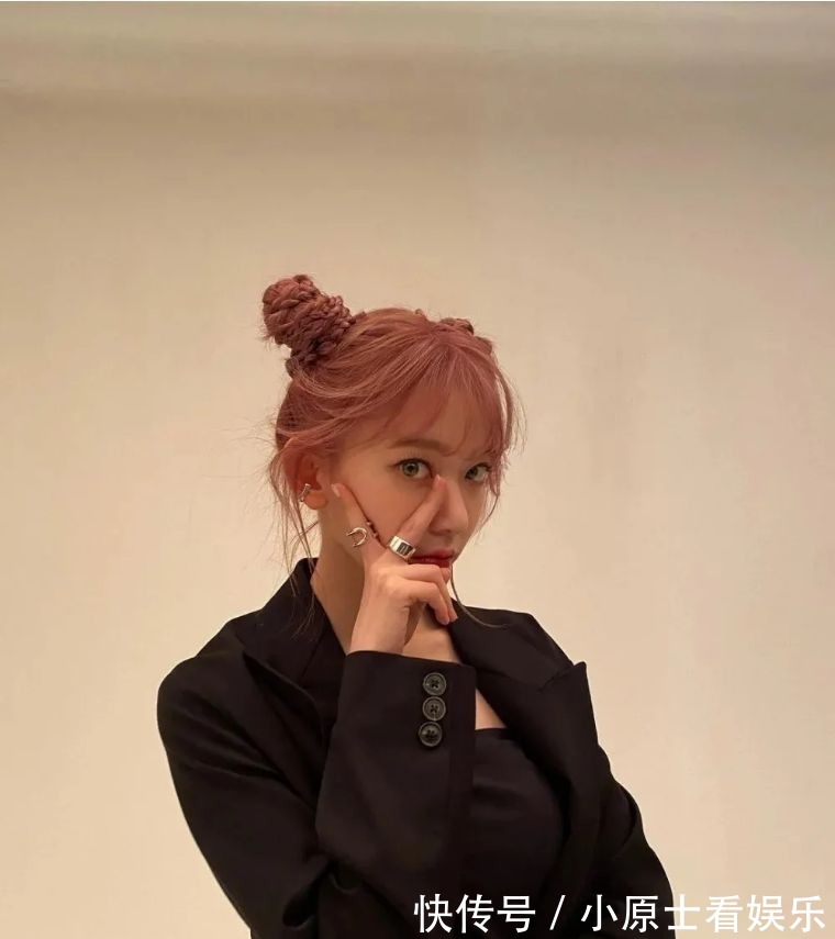 街拍|今秋热门编发造型,给时尚穿搭注入阳光感